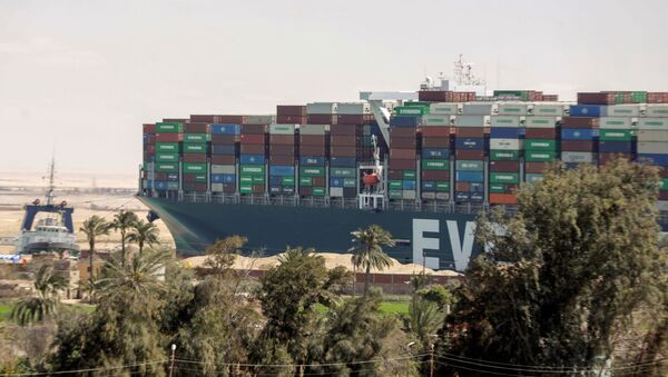 Navio Ever Given, um dos maiores porta-contêineres do mundo, após ter sido parcialmente desencalhado, no canal de Suez, Egito, 29 de março de 2021 - Sputnik Brasil