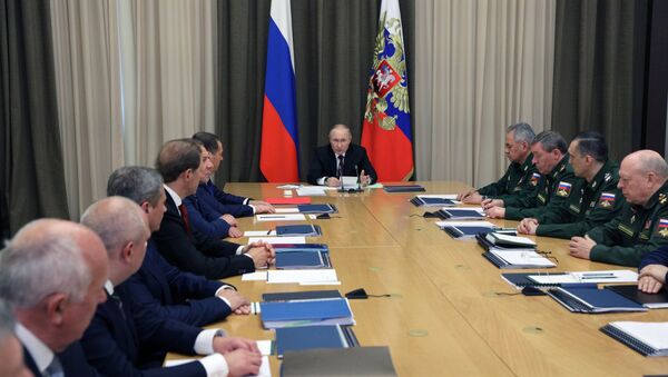 Presidente da Rússia na reunião com representantes do Ministério da Defesa russo e de empresas da indústria de defesa - Sputnik Brasil