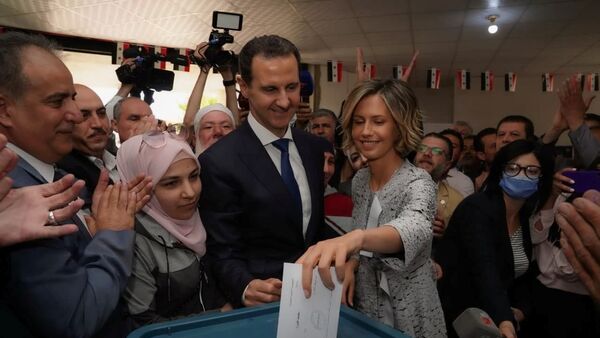 Asma, mulher do presidente sírio, Bashar Assad, vota durante as eleições presidenciais em Douma, na Síria, 26 de maio de 2021 - Sputnik Brasil