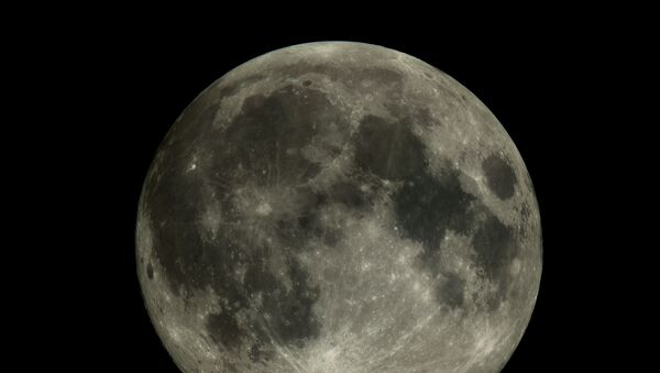 Foto da Lua tirada pela pequena sonda russa Aist-2D - Sputnik Brasil