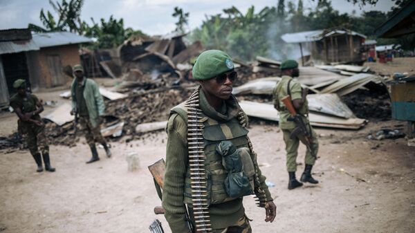 Exército da República Democrática do Congo patrulha vilarejo após ataque de rebeldes da Forças Democráticas Aliadas (ADF, na sigla em inglês) em Kivu do Norte - Sputnik Brasil