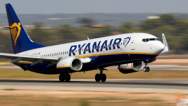 Um avião Boeing 737-800 da companhia aérea Ryanair decola do aeroporto de Mallorca, na Espanha - Sputnik Brasil
