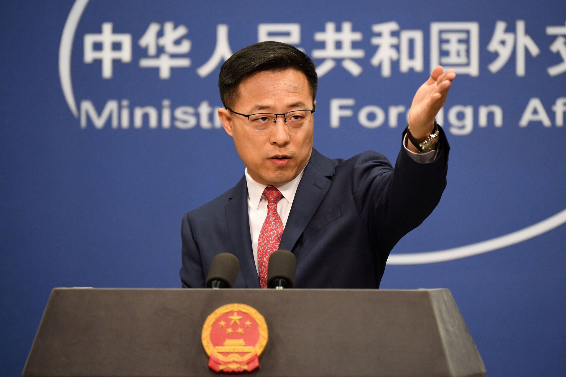 O porta-voz do Ministério das Relações Exteriores da China, Zhao Lijian, em Pequim, no dia 8 de abril de 2020 - Sputnik Brasil, 1920, 21.12.2021