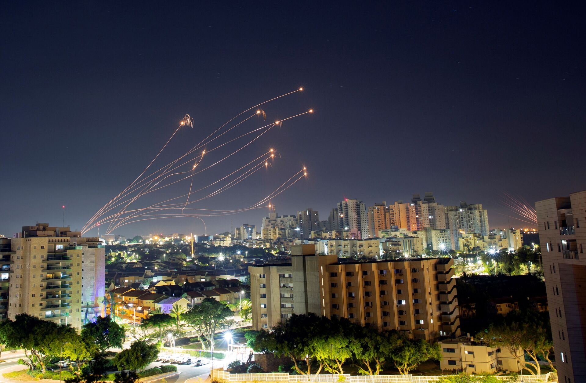 Raios de luz são vistos de Ashkelon quando o sistema antimíssil Iron Dome de Israel intercepta foguetes lançados da Faixa de Gaza em direção a Israel, em 15 de maio de 2021 - Sputnik Brasil, 1920, 08.02.2022
