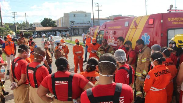 Corpo de Bombeiros se reúne fora do Hospital Municipal Zona Norte Doutor Nestor Piva, na Avenida Maranhão, em Aracaju, para controlar incêndio, 28 de maio de 2021 - Sputnik Brasil