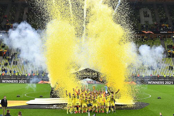 Jogadores do Villarreal celebram a vitória da final da Liga Europa da UEFA, derrotando o Manchester United no estádio de Gdansk, Polônia, 26 de maio de 2021
 - Sputnik Brasil
