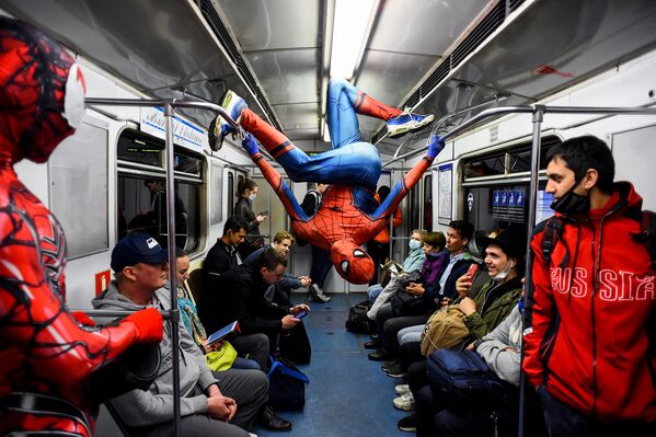Dançarino fantasiado de Homem-Aranha atuando no metrô de São Petersburgo, 21 de maio de 2021 - Sputnik Brasil