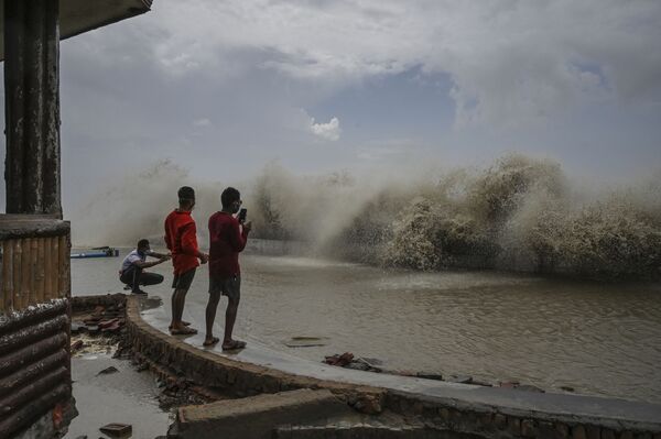 Residentes tiram fotos das ondas durante o ciclone Yaas que atingiu a costa leste da Índia, 27 de maio de 2021 - Sputnik Brasil