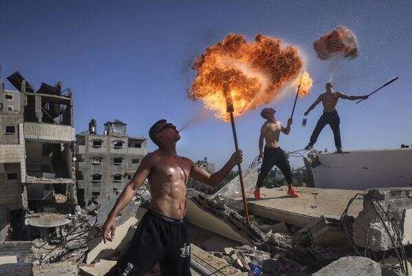 Membros da equipe esportiva palestina Bar Woolf fazem exibição sobre ruínas, após um ataque aéreo israelense, em Beit Lahia, Faixa de Gaza, 26 de maio de 2021 - Sputnik Brasil
