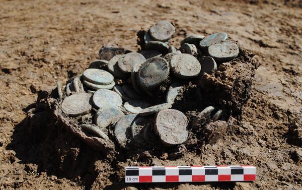 Recipiente com moedas encontrado em assentamento na França - Sputnik Brasil