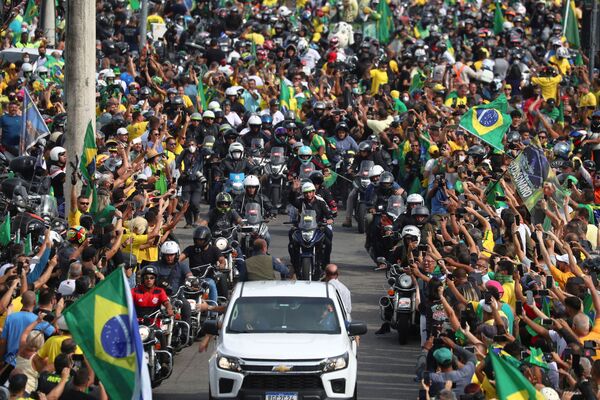 Presidente Jair Bolsonaro acena a seus apoiadores enquanto lidera uma carreata, Rio de Janeiro, Brasil, 23 de maio de 2021 - Sputnik Brasil
