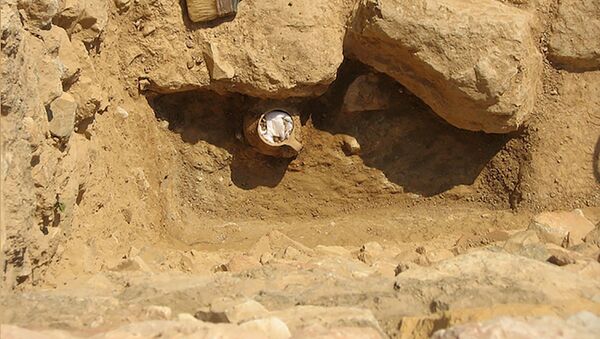 O frasco, datado de cerca de 300 a.C., foi encontrado em 2006 dentro de um prédio usado por artesãos na Ágora de Atenas - Sputnik Brasil
