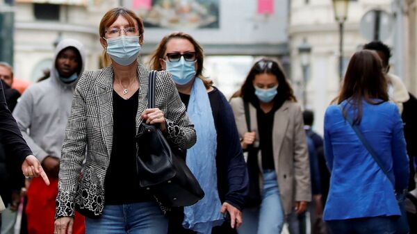 Pessoas usando máscaras de proteção caminham por rua em Paris, França, 27 de maio de 2021 - Sputnik Brasil