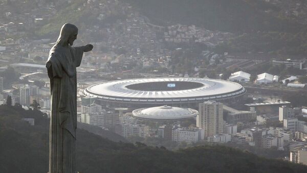 Estátua do Cristo Redentor com o estádio do Maracanã ao fundo. Foto de Arquivo - Sputnik Brasil