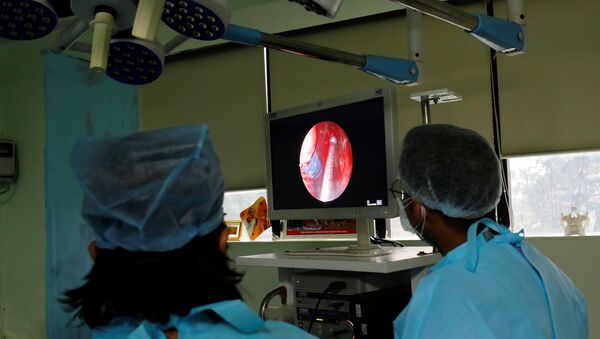 Médicos realizam cirurgia endoscópica em Ghaziabad, nos arredores de Nova Deli, Índia, 31 de maio de 2021 - Sputnik Brasil