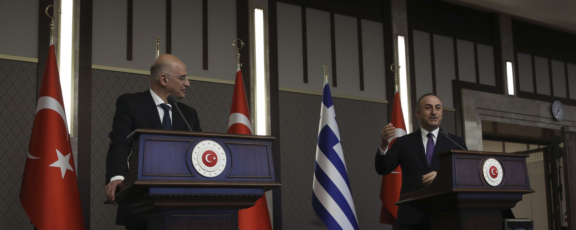 O ministro das Relações Exteriores da Grécia, Nikos Dendias, à esquerda, observa, enquanto seu homólogo turco, Mevlut Cavusoglu, gesticula enquanto fala durante uma declaração conjunta à mídia após sua reunião em Ancara, Turquia, quinta-feira, 15 de abril de 2021 - Sputnik Brasil, 1920, 18.10.2022