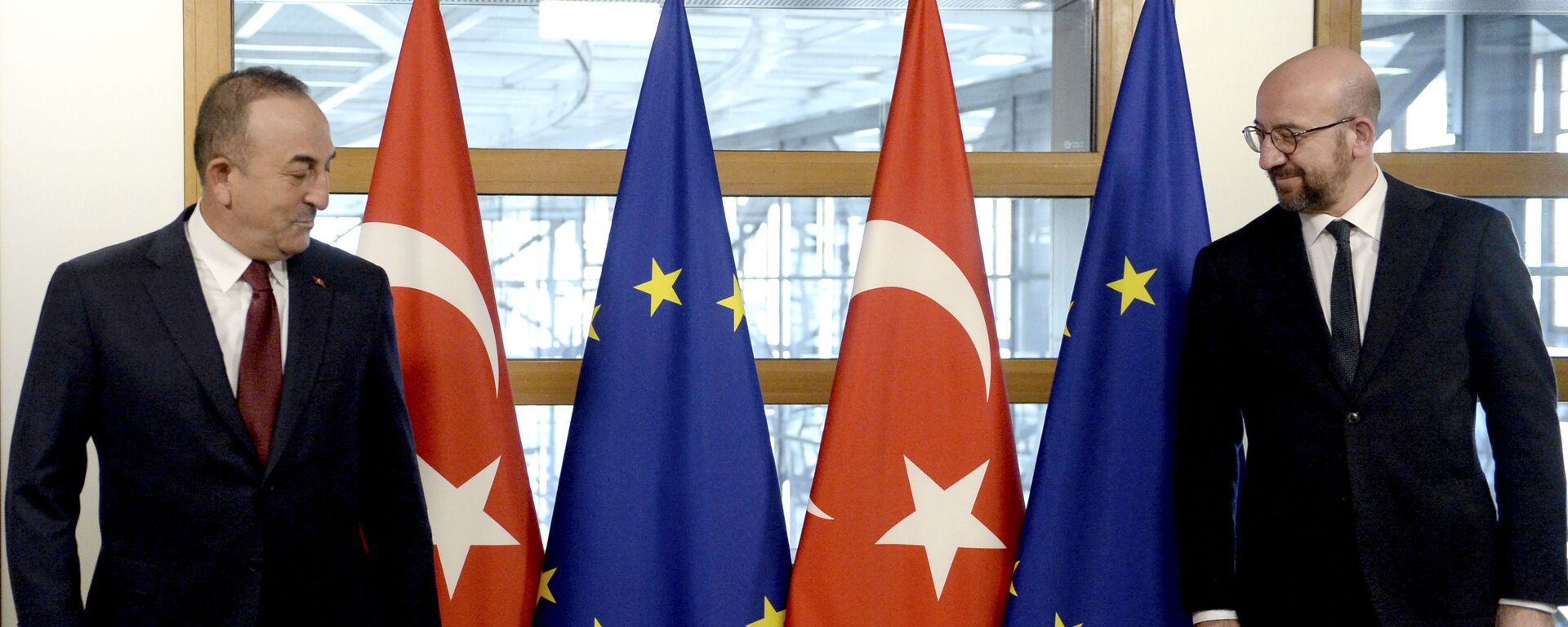 O ministro das Relações Exteriores da Turquia, Mevlut Cavusoglu, à esquerda, e o presidente do Conselho Europeu, Charles Michel, posam para uma foto antes de sua reunião na sede do Conselho Europeu em Bruxelas,  22 de janeiro de 2021.  - Sputnik Brasil, 1920, 01.06.2021
