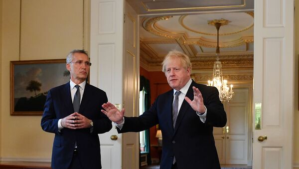 Premiê britânico, Boris Johnson, e o secretário-geral da OTAN, Jens Stoltenberg, durante coletiva de imprensa após seu encontro em Downing Street, Londres, 2 de junho de 2021 - Sputnik Brasil