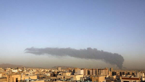 Enorme fumaça sobe da principal refinaria de petróleo de Teerã ao sul de Teerã, Irã, quarta-feira, 2 de junho de 2021 - Sputnik Brasil