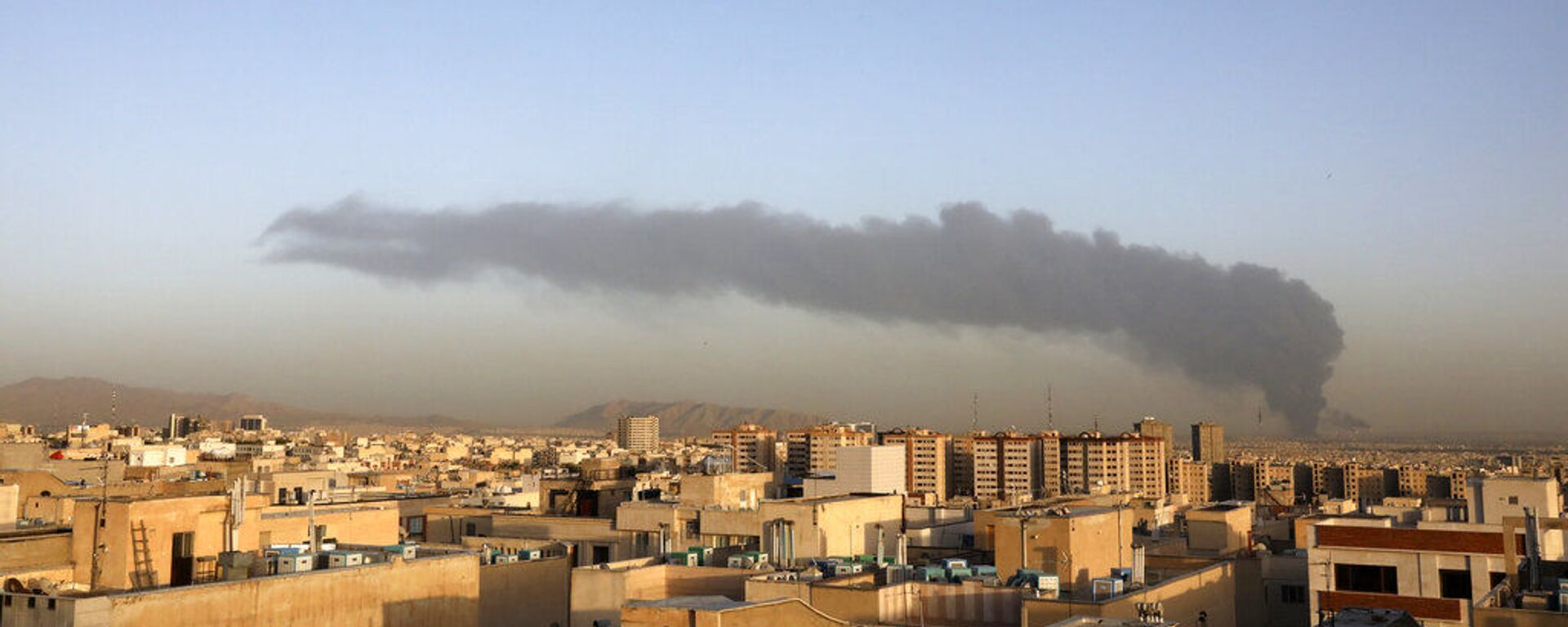 Enorme fumaça sobe da principal refinaria de petróleo de Teerã ao sul de Teerã, Irã, quarta-feira, 2 de junho de 2021 - Sputnik Brasil, 1920, 16.04.2024