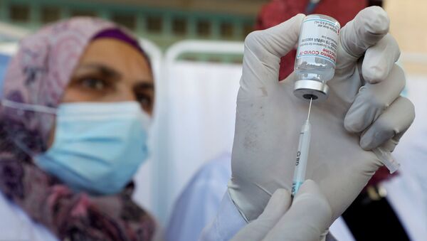 Trabalhador de saúde palestino prepara uma vacina contra a COVID-19 após a entrega de doses de Israel, em Belém, na Cisjordânia ocupada por israelenses, 3 de fevereiro de 2021 - Sputnik Brasil