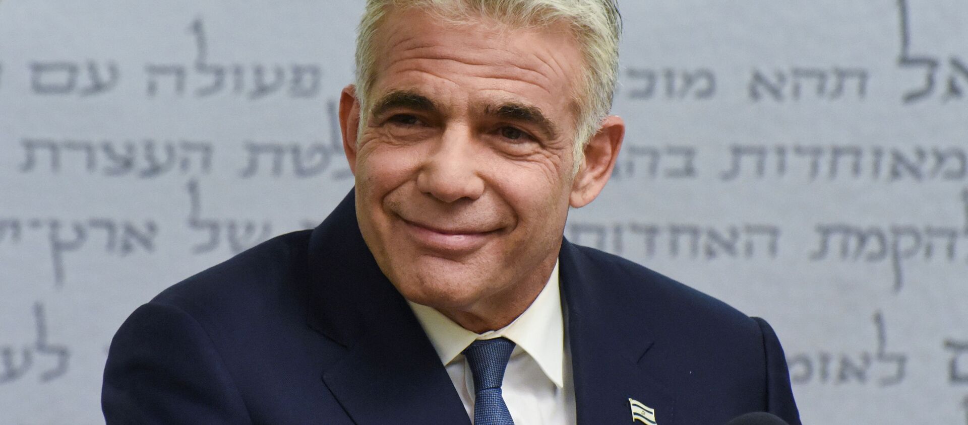 Yair Lapid, diretor do partido centrista Yesh Atid, entrega declaração à mídia antes da reunião do partido no Knesset, o parlamento de Israel, em Jerusalém, 31 de maio de 2021 - Sputnik Brasil, 1920, 29.06.2021