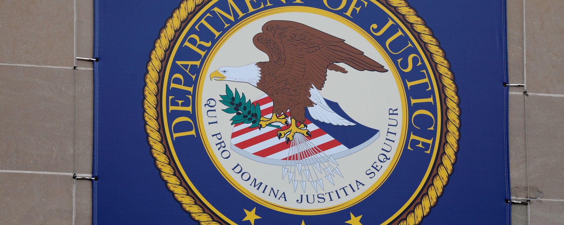 Símbolo do Departamento de Justiça dos EUA em sua sede em Washington, EUA, 10 de maio de 2021 - Sputnik Brasil, 1920, 02.06.2021