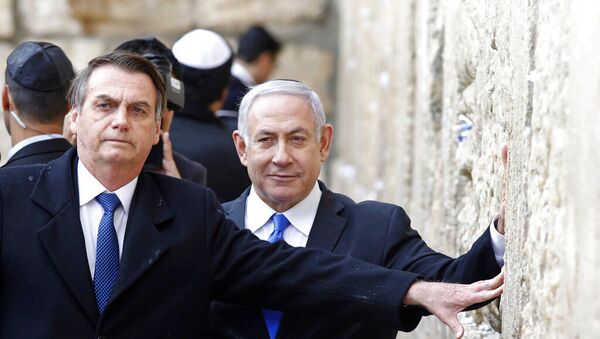Presidente Jair Bolsonaro, à esquerda, e o primeiro-ministro israelense Benjamin Netanyahu tocam o Muro das Lamentações, o local mais sagrado onde os judeus podem orar, na Cidade Velha de Jerusalém. Foto de arquivo - Sputnik Brasil