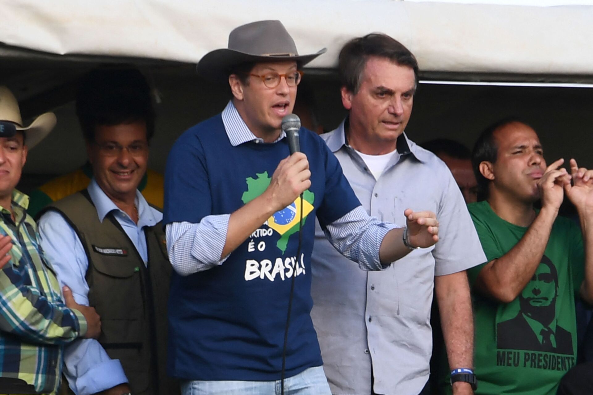 Ministro do Meio Ambiente, Ricardo Salles, discursa ao lado do presidente Jair Bolsonaro durante manifestação de agricultores contrários ao STF e que apelavam para o fim das restrições da COVID-19, 15 de maio de 2021 - Sputnik Brasil, 1920, 22.02.2022