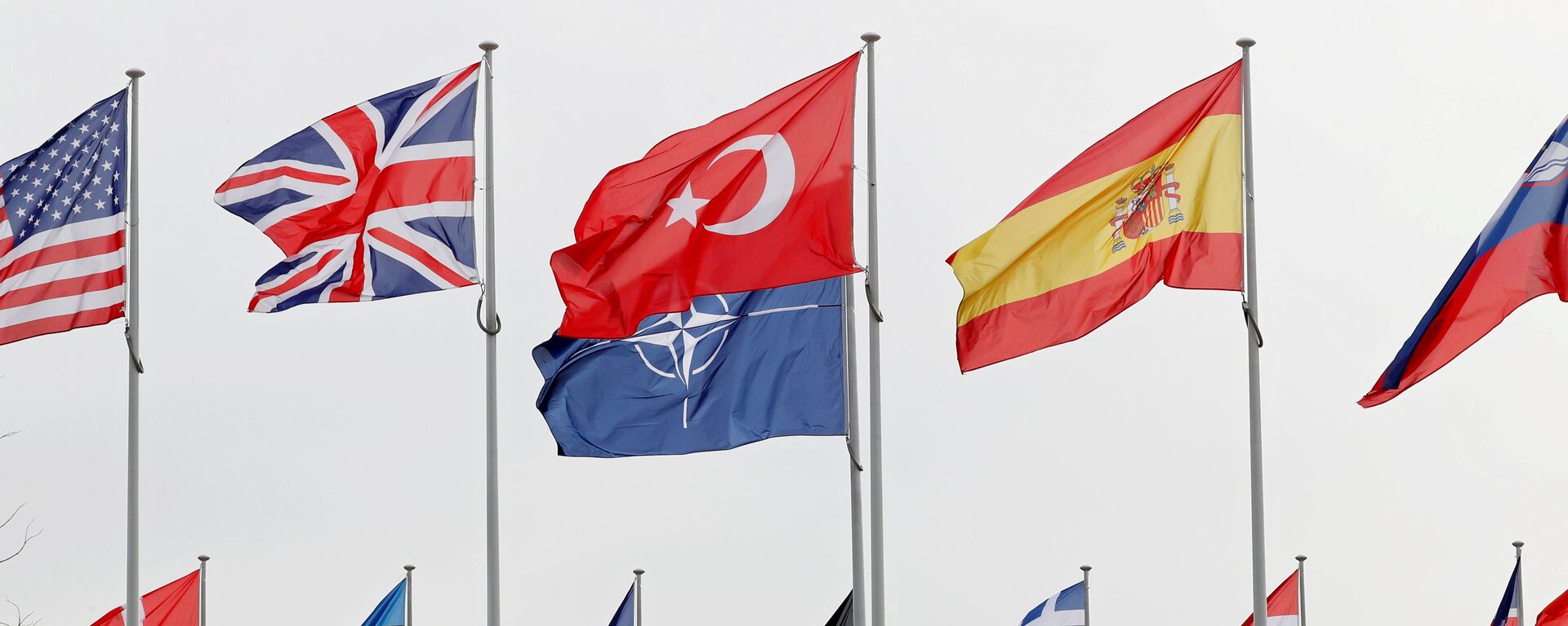 Bandeiras dos países-membros da OTAN na sede da aliança em Bruxelas, Bélgica, 28 de fevereiro de 2020. - Sputnik Brasil, 1920, 15.04.2022