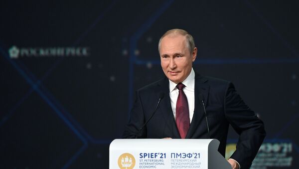 Presidente da Rússia, Vladimir Putin, discursa na sessão plenária do Fórum Econômico Internacional de São Petersburgo, 4 de junho de 2021 - Sputnik Brasil