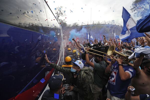 Torcedores da Cruz Azul aclamam o ônibus da equipe chegando ao estádio Azteca antes da final do campeonato mexicano de futebol contra o Santos
 - Sputnik Brasil