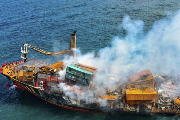 Fumaça sai do navio MV X-Press Pearl, carregado com centenas de contêineres de produtos químicos e plásticos, enquanto é rebocado para longe da costa de Colombo, Sri Lanka
 - Sputnik Brasil