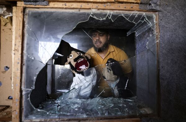 Comediante palestino Mohammed Saed mostra marionetes resgatadas na Cidade de Gaza 
 - Sputnik Brasil