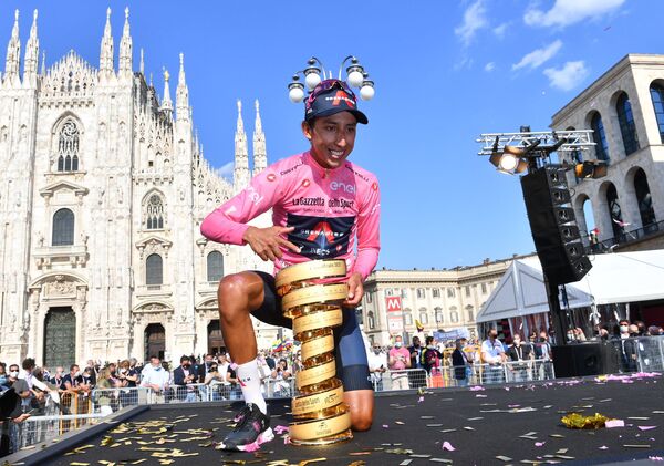 Ciclista colombiano Egan Arley Bernal Gomez posa com o troféu, celebrando sua vitória no Giro d'Itália - Sputnik Brasil