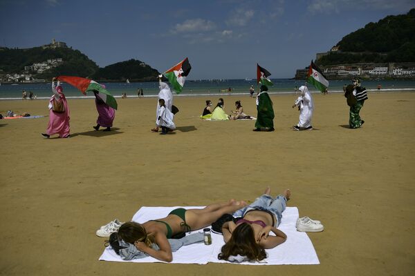 Manifestantes sarauís agitam bandeiras na praia de San Sebastián, na Espanha 
 - Sputnik Brasil