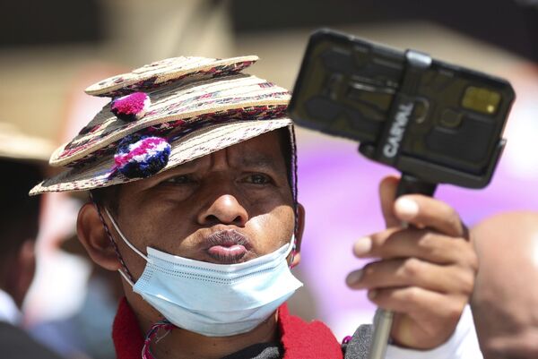 Homem do povo indígena Misak tira selfie durante um protesto antigovernamental em Bogotá, Colômbia - Sputnik Brasil
