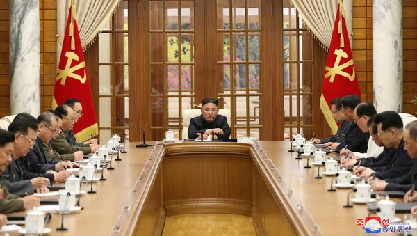 Líder norte-coreano, Kim Jong-un, participando da reunião do Partido dos Trabalhadores da Coreia em Pyongyang, em 4 de junho de 2021 - Sputnik Brasil