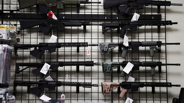Fuzis do estilo AR-15 em uma loja de armas em Oceanside, Califórnia (foto de arquivo). - Sputnik Brasil