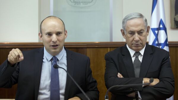 O primeiro-ministro israelense Benjamin Netanyahu, à direita, senta-se com o então ministro da Educação israelense, Naftali Bennett, durante a reunião de gabinete semanal em Jerusalém, 30 de agosto de 2016 - Sputnik Brasil
