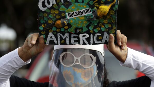 Mulher segura cartaz de protesto contra a organização da Copa América pelo Brasil, 6 de junho de 2021 - Sputnik Brasil