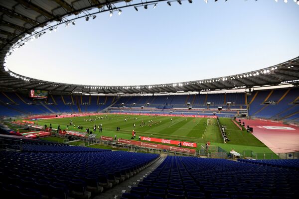 Vista geral do Estádio Olímpico em Roma, Itália, 17 de junho de 2020, durante o aquecimento de jogadores, quando o jogo recomeça a portas fechadas após o surto da pandemia da COVID-19 - Sputnik Brasil