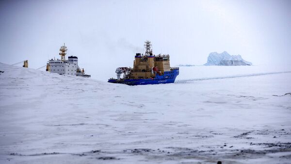 Quebra-gelo abre caminho para um navio de carga perto de Nagurskoe, Rússia, 17 de maio de 2021 - Sputnik Brasil