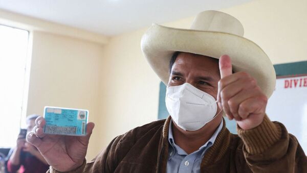 Pedro Castillo mostra sua carteira de identidade após votar em Tacabamba, Cajamarca, Peru, em 6 de junho de 2021 - Sputnik Brasil