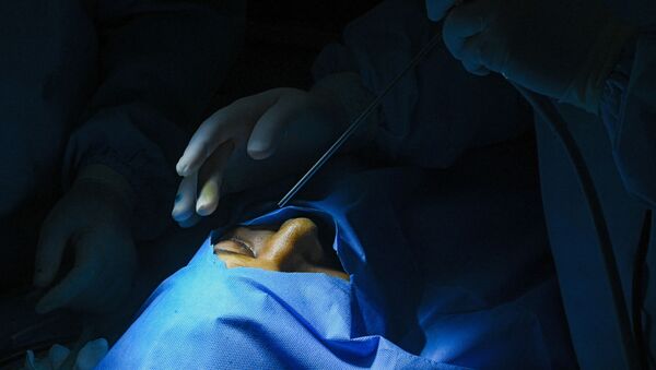 O otorrinolaringologista Brajpal Singh Tyagi realiza uma cirurgia para remover o fungo preto de um paciente que se recuperou da COVID-19 em um hospital da Índia - Sputnik Brasil