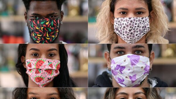Jovens usam máscaras feitas por costureiras da favela Vila Novo São Lucas, em Belo Horizonte, Brasil. Foto de arquivo - Sputnik Brasil