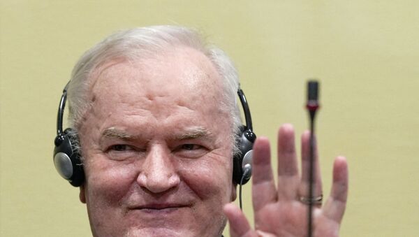 Ex-general sérvio Ratko Mladic sorri antes da audiência do veredicto final sobre apelo contra sua condenação por genocídio, em 8 de junho de 2021 - Sputnik Brasil