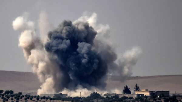 Explosão causada por um ataque aéreo turco na fronteira com a Síria - Sputnik Brasil