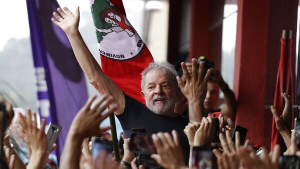 O ex-presidente Luiz Inácio Lula da Silva do Brasil é carregado por simpatizantes em frente à sede do sindicato dos metalúrgicos em São Bernardo do Campo, Brasil, no sábado, 9 de novembro de 2019 - Sputnik Brasil