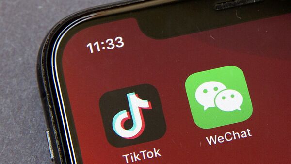 Ícones dos aplicativos TikTok e WeChat na tela de um smartphone em Pequim, China. Foto de arquivo - Sputnik Brasil